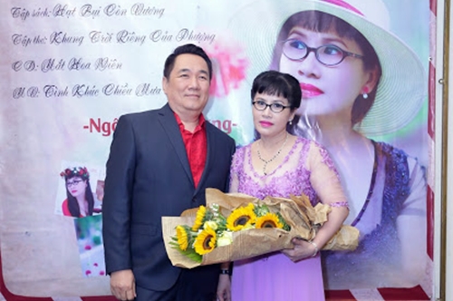 Danh ca hải ngoại Chung Tử Lưu đến chúc mừng nhà báo Ngô Bích Phượng