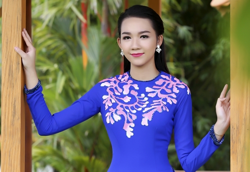 Người mẫu Phi Nhung trong trang phục áo dài của Phoenix