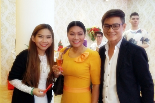 Nghệ sĩ Ngọc Huyền lì xì chúc mừng khai trương và chụp hình kỷ niệm với Bình Tinh và Minhy Phạm
