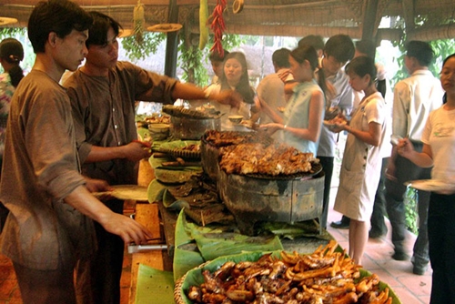 Khu vực nướng của "Khẩn hoang Nam bộ" luôn thu hút nhiều thực khách