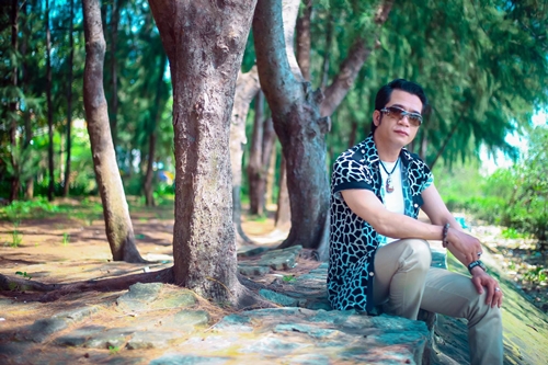 Ca sĩ Huỳnh Nhật Huy trong phim ca nhạc 'Tình đời là thế'