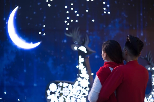 Cả hai cùng ngắm trăng trong đêm Noel