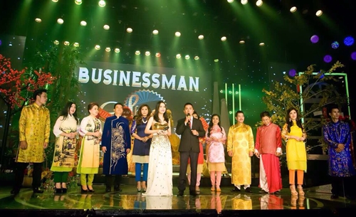 Các doanh nhân chào mở màn chương trình "Cánh thiệp đầu xuân"