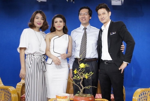 Từ trái sang: Dẫn chương trình Lê Khánh, ca sĩ Tố Ny, bác sĩ Nguyễn Châu Trí và diễn viên Huy Khánh