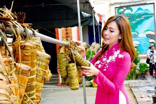 Á khôi Jessi Phan bên những chiếc bánh tét vừa nấu chín