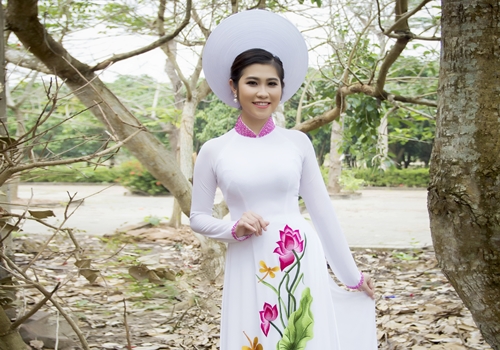 Nguyên Ngọc rạng rỡ với áo dài Nguyễn Tuấn