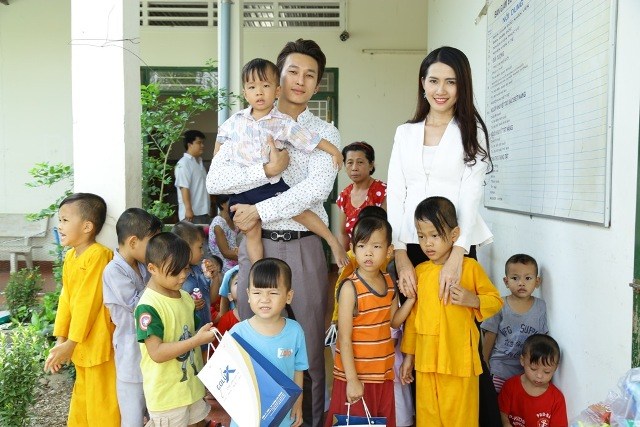 Phan Thị Mơ và Hoàng Kỳ Nam chơi với các em nhỏ ở mái ấm Mây Ngàn