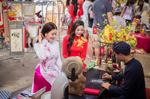 Á khôi Xuân An (áo dài trắng) và Á khôi Mỹ Duyên xin chữ đầu năm