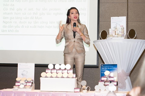 Ms Daisy Dung, giám đốc Mu rad VN, giới thiệu về sản phẩm mới Murad’s MattEffect™ Blotting Perfector