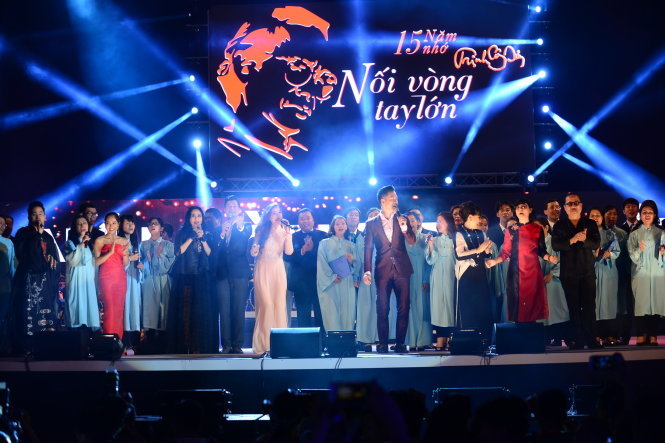 Các ca sĩ đồng ca bài Nối vòng tay lớn trong đêm nhạc Nối vòng tay lớn tưởng niệm 15 năm ngày mất của nhạc sĩ Trịnh Công Sơn tại công viên Hồ Bán Nguyệt, Q.7, TP.HCM tối 22-4-2016 - Ảnh: QUANG ĐỊNH