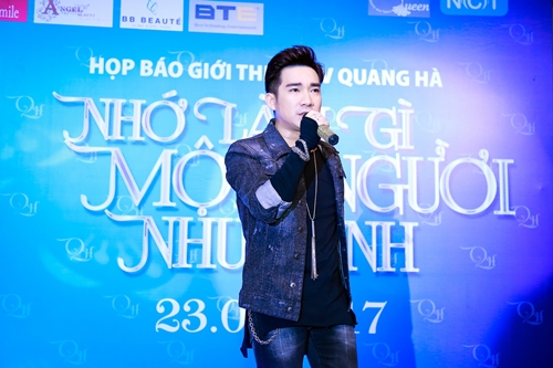 Ca sĩ Quang Hà thể hiện ca khúc 'Nhớ làm gì một người như anh' trong buổi họp báo