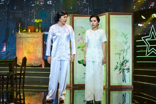 Ca sĩ Hồng Phượng trong một tiết mục diễn chung với danh hài Hoài Linh