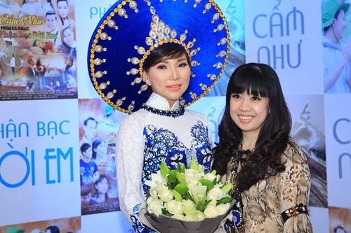Biên tập Bạch Lan (phải) đến chúc mừng ca sĩ Cẩm Như ra mắt phim ca nhạc mới