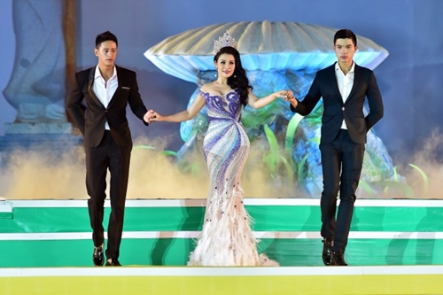 Mẫu thiết kế tôn lên đường nét hình thể đáng ngưỡng mộ của hoa hậu Đàm Hương Thủy