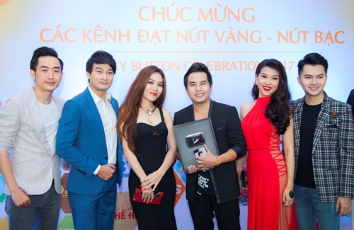 Các đồng nghiệp chúc mừng Dương Đình Chí đạt được Nút Bạc của YouTube
