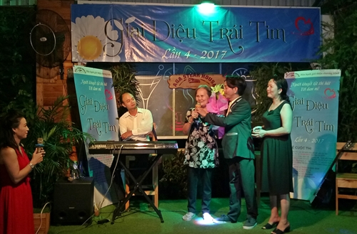 Gia đình từ Dầu Tiếng lên chúc mừng thí sinh Mai Khánh Phụng