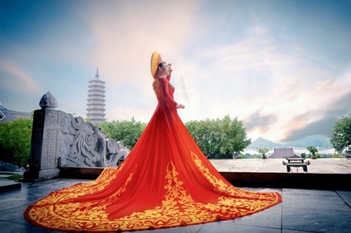 Bộ ảnh áo dài đẹp như tranh của Hoa hậu Đàm Hương Thủy