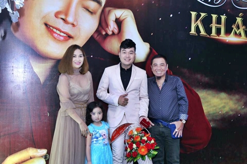 Gia đình danh hài Hồng Tơ đến chúc mừng sinh nhật Khánh Bình