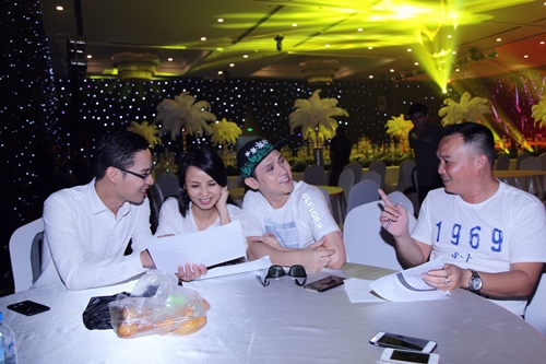 Ca sĩ Nguyên Vũ và các cộng sự đang chuẩn bị kịch bản cho buổi dạ tiệc vào tối nay tại Adora Luxury