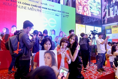 Thiên Khôi chụp hình giao lưu với các diễn viên và fan