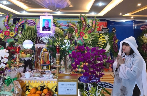 Ca sĩ Bích Thủy - Giám đốc tập đoàn An Nông, con gái của cố nhạc sĩ Bắc Sơn trước linh cửu của mẹ