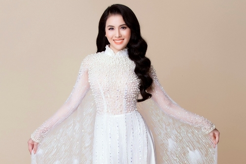 Người mẫu Thư Dung dịu dàng trong tà áo dài trắng tinh khôi