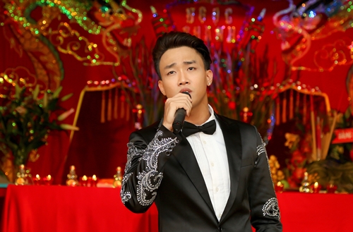 Ca sĩ Đình Phước hát tại chùa Nghệ Sĩ