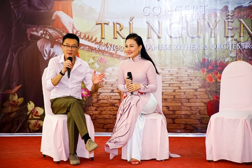 Nghệ sĩ Trí Nguyễn và nhà báo Minh Đăng giới thiệu đêm nhạc "Chuyện lãng du" trong buổi họp báo