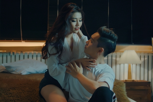 1 trong những cảnh gợi cảm tỏng MV Em đang nơi đâu của ca sĩ Bạch Công Khanh