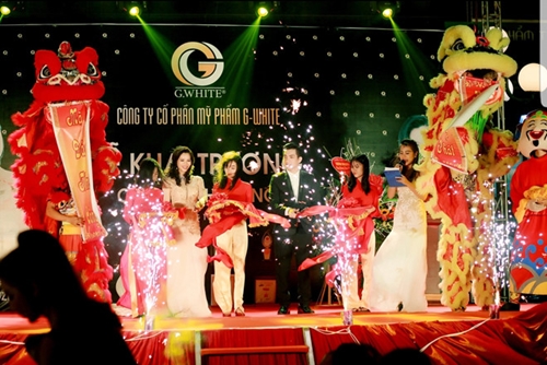 Ông Nguyễn Bảo Duy và bà Nguyễn Thị Hạnh cắt băng khai trương G-White miền Bắc