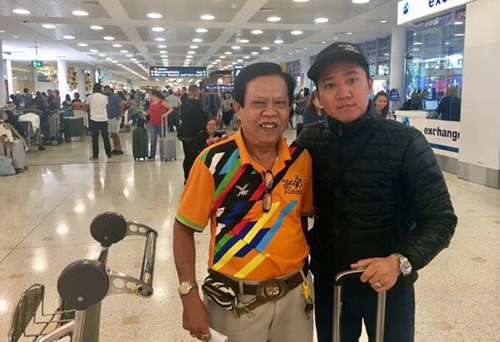 Ca sĩ Thanh Vũ ra tận sân bay quốc tế Sydney đón thầy Vinh Sử