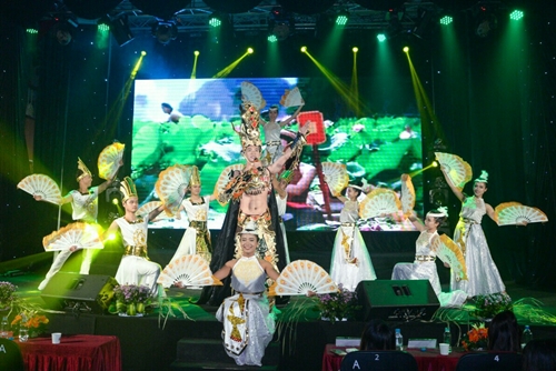 Tiết mục ca múa 'Dòng máu Lạc Hồng' của Phan Thanh Phong tạo ấn tượng trong đêm thi tài năng Thần tượng Doanh nhân