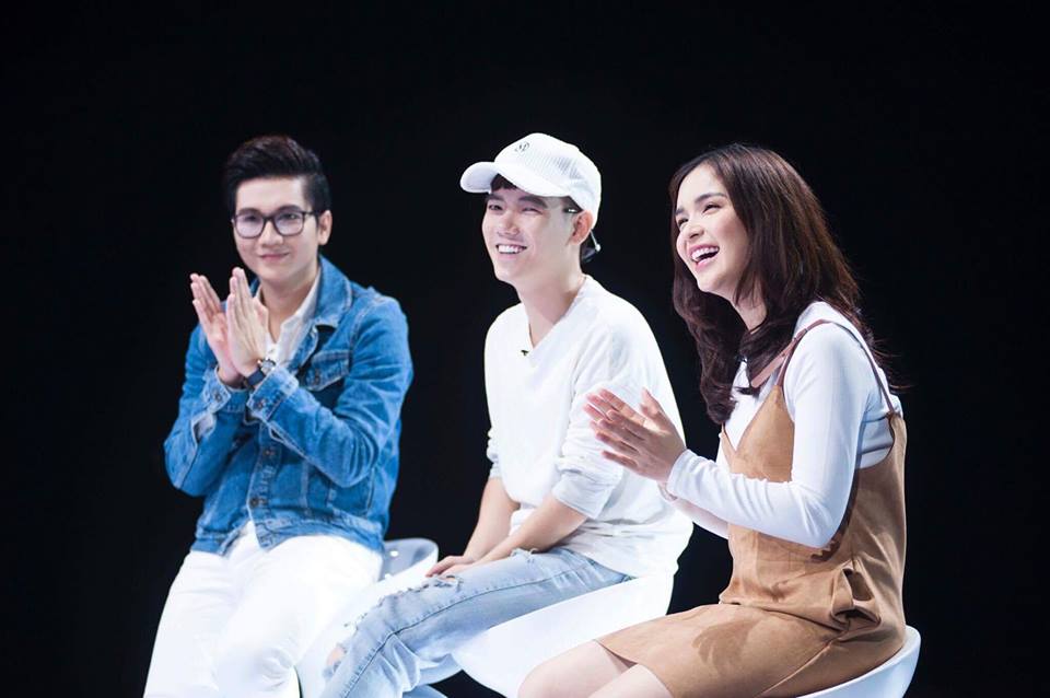 Lê Trần Đắc Ngọc (giữa) trong một buổi giao lưu