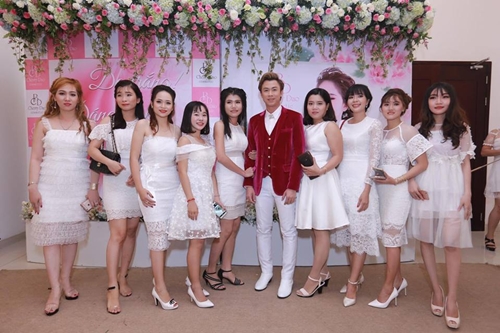 Ca sĩ Hồ Việt Trung giữa các người đẹp thuộc hệ thống của CRD Cosmetic trong Lễ vinh danh các nhà phân phối xuất sắc
