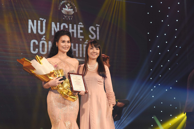 Ca sĩ Nhật Huyền đã được vinh danh “Nữ nghệ sĩ cống hiến” do độc giả của ấn phẩm Phụ Nữ Ngày Nay trên khắp cả nước bình chọn