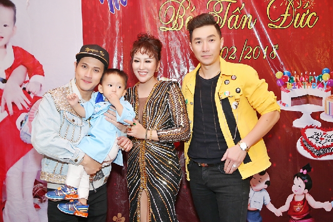 Ca sĩ Nguyễn Vũ và siêu mẫu Nam Phong chụp hình với mẹ con Phi Thanh Vân