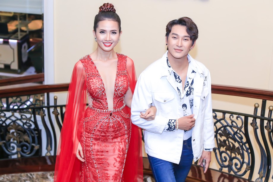 Hoàng Kỳ Nam tay trong tay với Phan Thị Mơ trên thảm đỏ