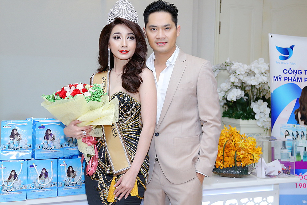 Ca sĩ - diễn viên Minh Luân đến chúc mừng Hoa hậu Hồng Tươi