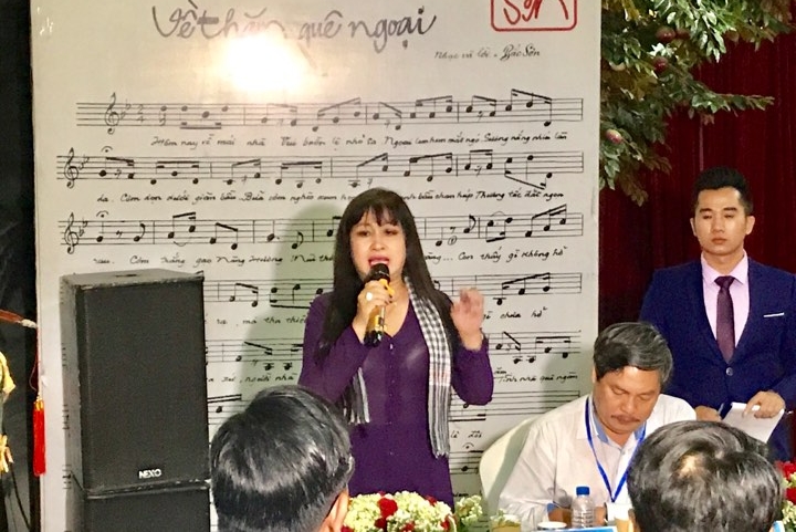 Giám đốc Tập đoàn An Nông - doanh nhân  - ca sĩ Bích Thủy, con gái thứ 9 của cố nhạc sĩ Bắc Sơn phát biểu troing buổi Họp mặt công bố cuộc thi
