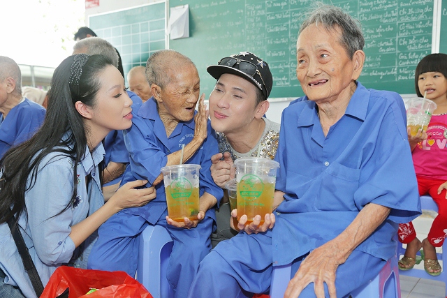 Các cụ già đã ngoài 80 rưng rưng nước mắt khi tận mắt gặp mặt những nghệ sỹ mà mình yêu thích mà chỉ được thấy trên truyền hình. Ngoài được nắm tay, các cụ còn được hôn Trịnh Kim Chi và Nguyên Vũ trong niềm hân hoan vui mừng