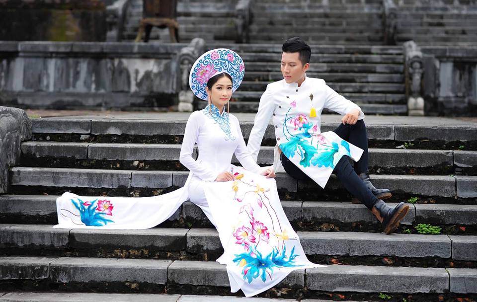 Hoa khôi Kiều Trang và người mẫu Hoàng Long với trang phục áo dài trong BST "Bách hoa hội tụ" của NTK Nguyễn Tuấn