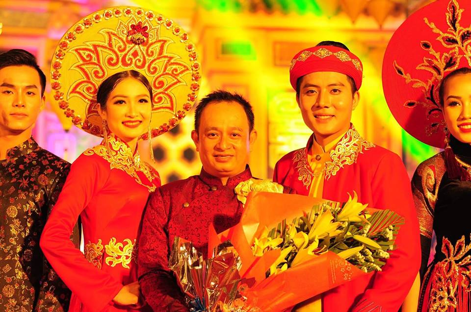 NTK Nguyễn Tuấn (giữa) cùng hoa khôi Kiều Trang và người mẫu Hoàng Long trong trang phục áo dài Bách hoa hội tụ