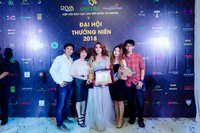 Bạn bè đồng nghiệp chúc mừng Kim Nguyễn
