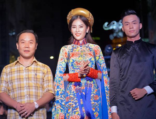 Nam Anh với bộ áo dài trong BST "Đêm hoàng cung" của NTK Việt Hùng (trái)