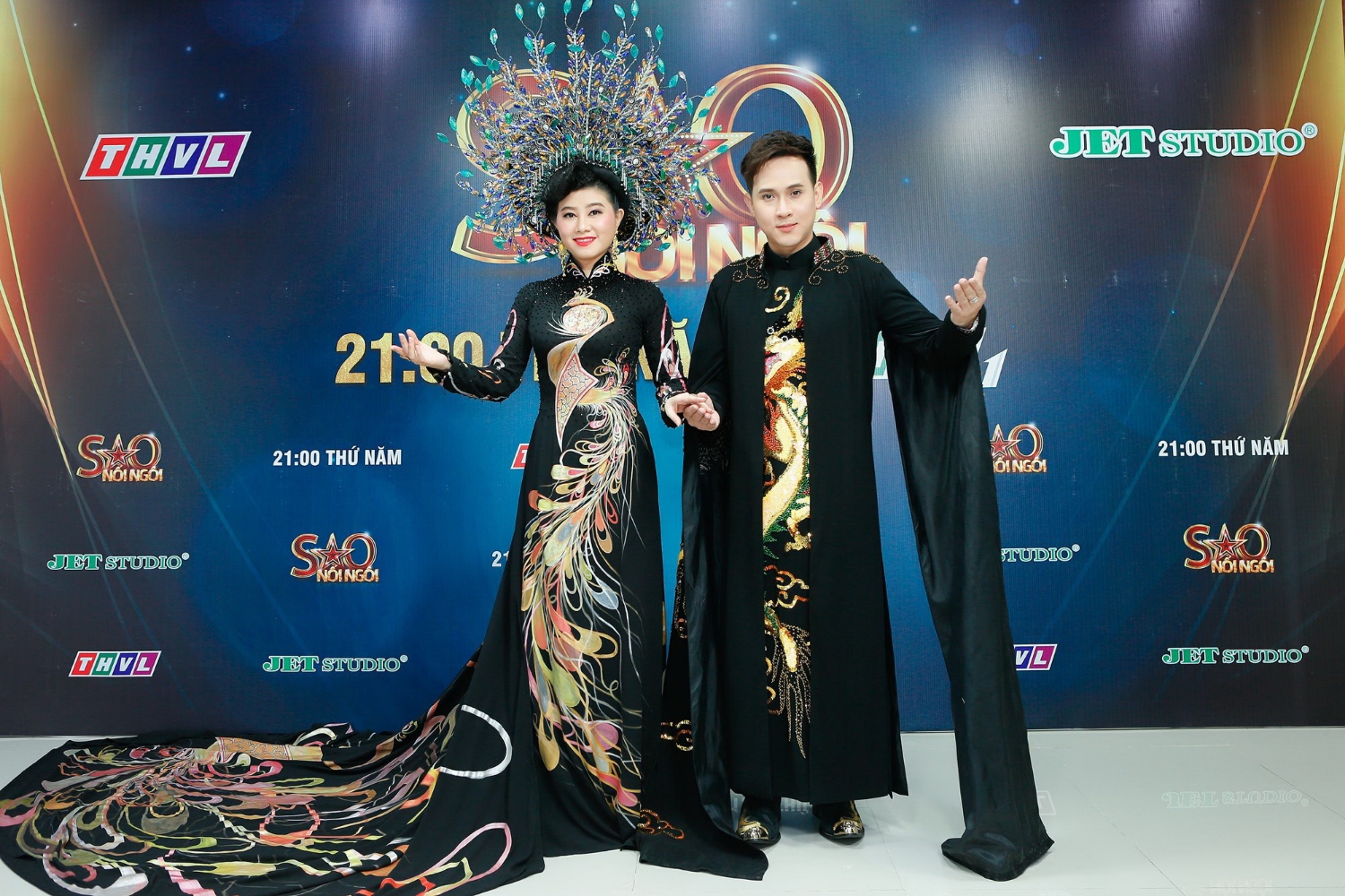 2 MC Quế Trân và Nguyên Vũ trong trang phục áo dài như Ông Hoàng - Bà Chúa