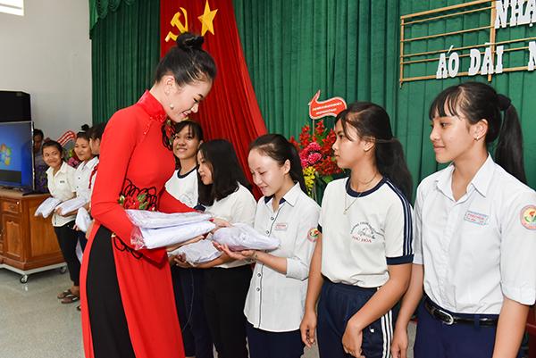 Á hậu Thạch Thải tặng áo dài cho các nữ sinh