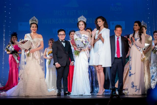 Giám khảo – NTK Thiệu Vy và hoa hậu Pháp trao giải cho tân Hoa hậu Người Việt Liên Lục Địa 2018 – Trần Ngọc Châu