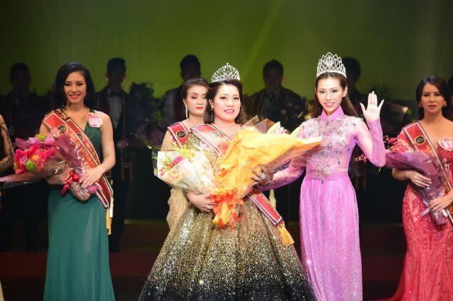 Giám khảo - Á hậu Đặng Ngọc Đình trao giải cho Tân á hậu Nguyễn Thị Huệ Thư