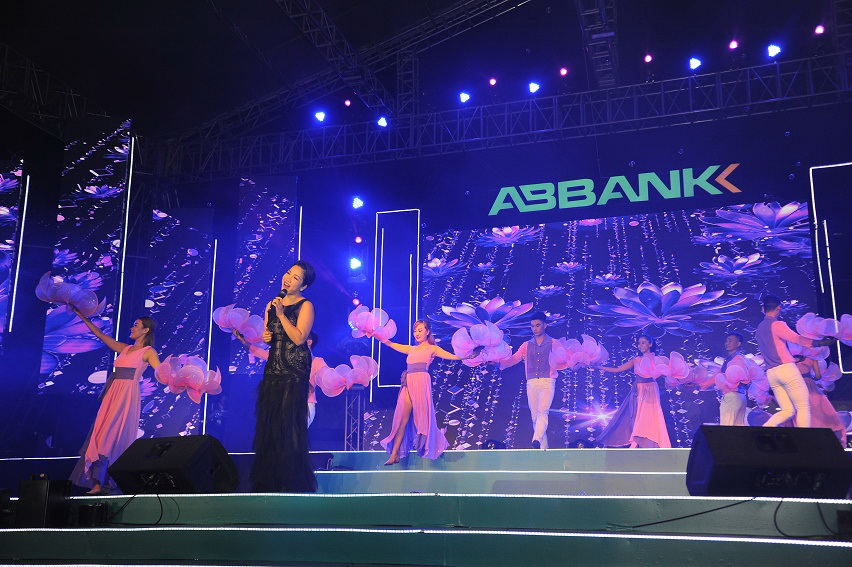 Ca sĩ Mỹ Linh trong đêm hội ABBANK Family Day tại Sân vận động Quân khu 7, TP.HCM
