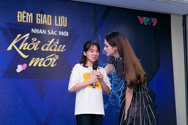 Hương Giang lên sân khấu động viên một thí sinh đang xúc động khi trình bày hoàn cảnh gia đình